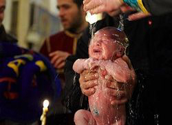 Грузијски Патријарх крстио 915 деце