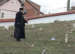 Косовска полицајка оптужила свештенике за скрнављење гробља