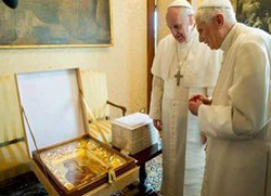 Папа Франциско свом претходнику поклонио дар Патријарха Кирила