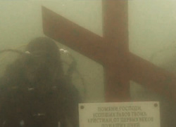 У Севастопољу постављен подводни крст