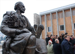 Андрићград: Откривен споменик Његошу