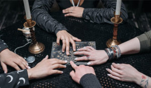 Невидљиво што покреће видљиво: Опрез на граници између духа и материје