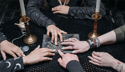 Невидљиво што покреће видљиво: Опрез на граници између духа и материје